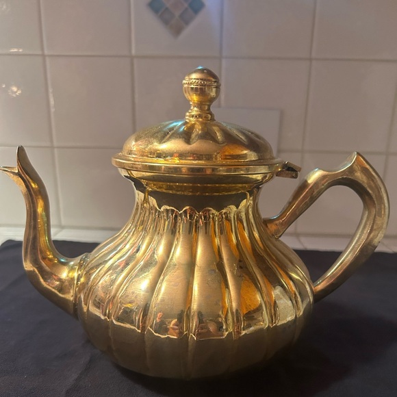 Golden Tea Pot - Picture 1 of 1